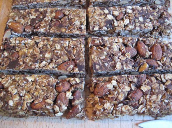 These easy 6 ingredient granola bars from Minimalist Baker might be a new favorite snack!